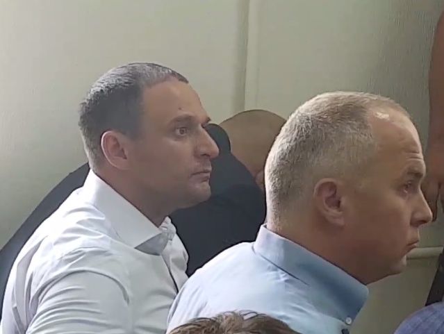 Журналисты показали, как Дмитрий Добкин поддерживает своего брата в суде. Видео