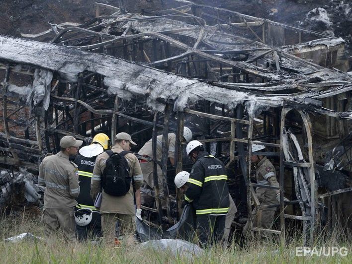 В Эквадоре перевернулся и загорелся автобус, погибло 14 человек