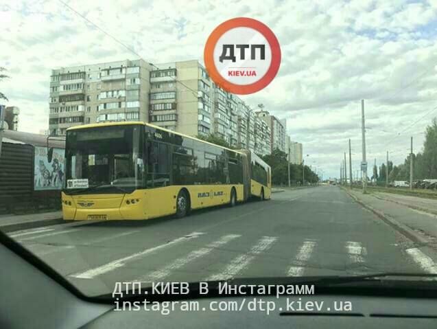 В Киеве у автобуса во время движения отвалилась задняя часть