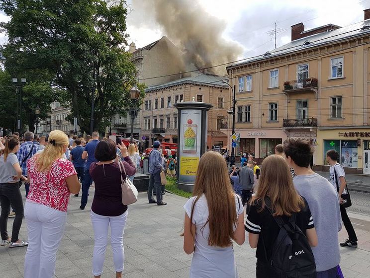 В центре Львова горит жилой дом, пожар распространился на два этажа