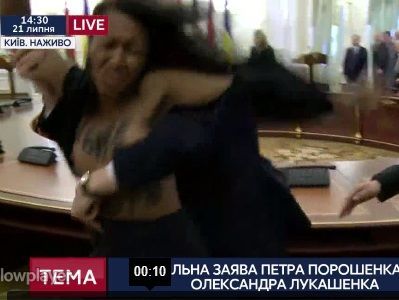 Суд назначил личное обязательство в виде меры пресечения активистке Femen, обнажившей грудь на брифинге Порошенко и Лукашенко