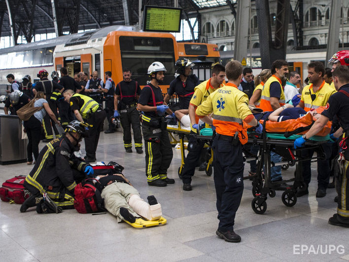 В Барселоне пассажирский поезд врезался в тупик на вокзале, 39 пострадавших