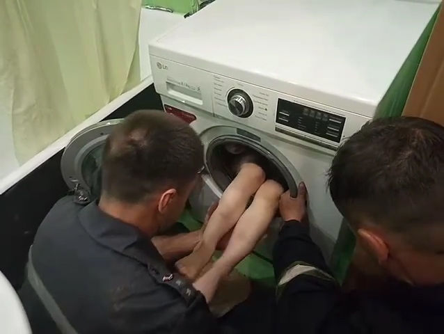 В Харькове ребенок застрял в барабане стиральной машины. Видео