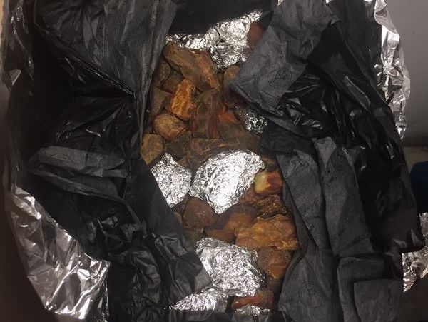 Контрабандисты пытались вывезти 34 кг янтаря под видом сладостей &ndash; СБУ