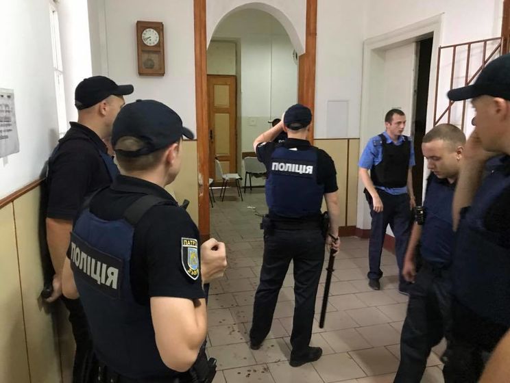 Во Львове полиция штурмовала палату в психбольнице, где пациент взял в заложники десятки больных. Есть пострадавшие