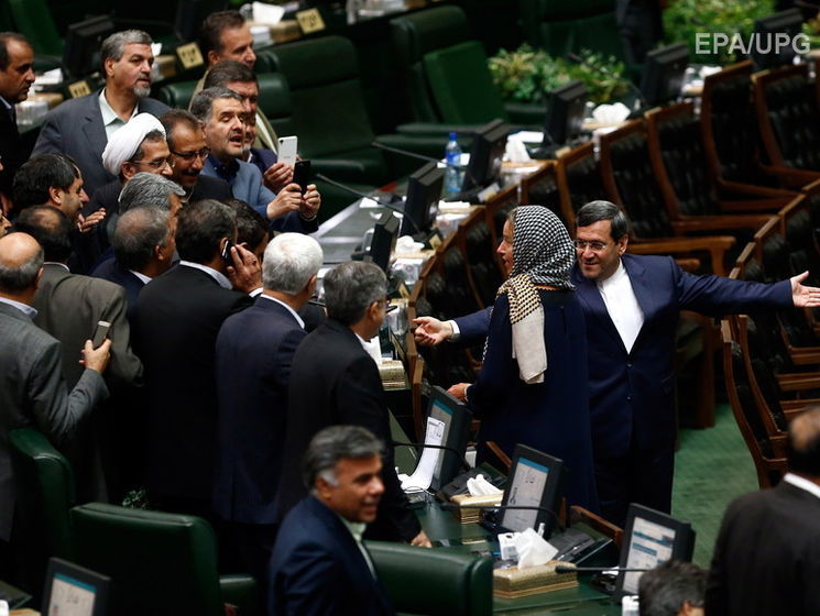 Депутатов парламента Ирана раскритиковали за селфи с Могерини