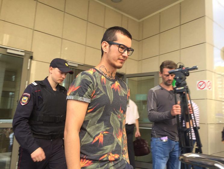 В Москве суд приостановил депортацию журналиста "Новой газеты" Али Феруза