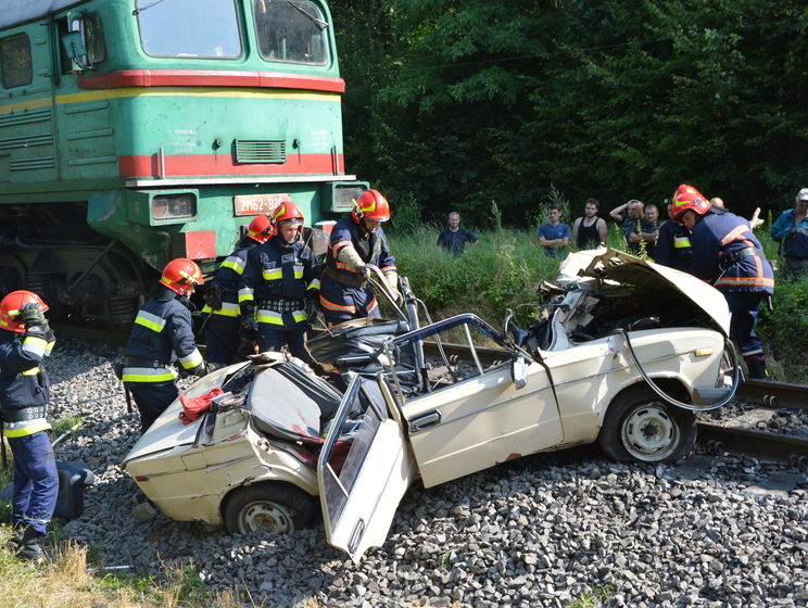В Ивано-Франковской области поезд врезался в автомобиль, четверо погибших