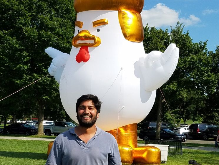 У Белого дома установили гигантскую курицу с прической Трампа
