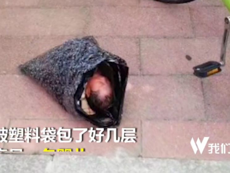 Жительница Китая отправила ребенка в приют курьером