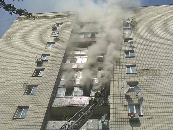 ﻿У Києві під час пожежі у квартирі загинуло троє людей, одна з них викинулася з вікна