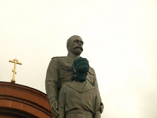 В Новосибирске сталинисты потребовали снести памятник Николаю II
