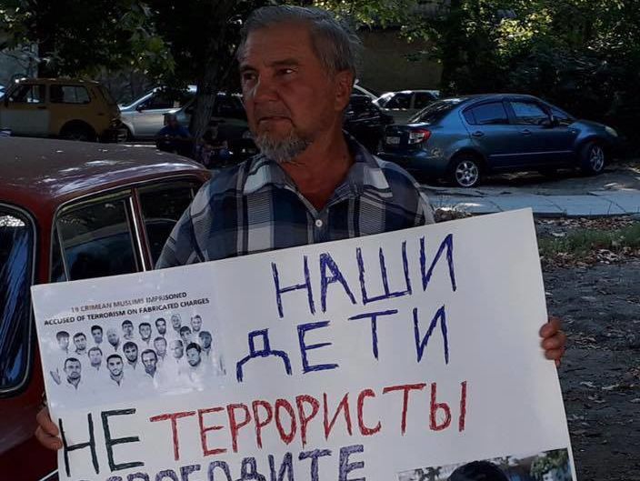 В оккупированном Крыму пожилые люди участвуют в одиночных пикетах в поддержку арестованного 76-летнего Караметова
