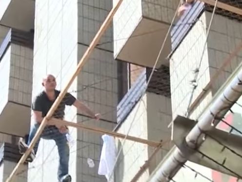 В Киеве мужчина угрожает выпрыгнуть с третьего этажа гостиницы "Крещатик". Видео