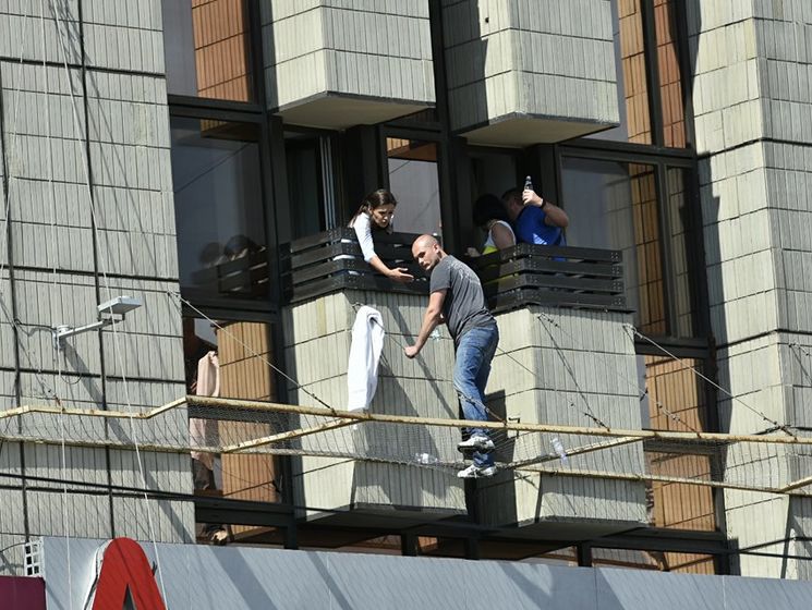 Мужчина, угрожавший выпрыгнуть с третьего этажа гостиницы "Крещатик", залез обратно в окно