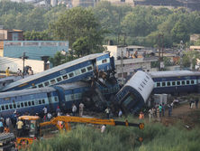 Последствия крушения поезда в Индии. Фоторепортаж