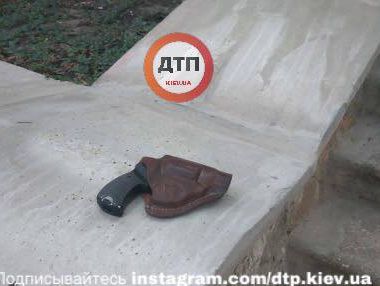 В киевском парке неизвестный устроил стрельбу