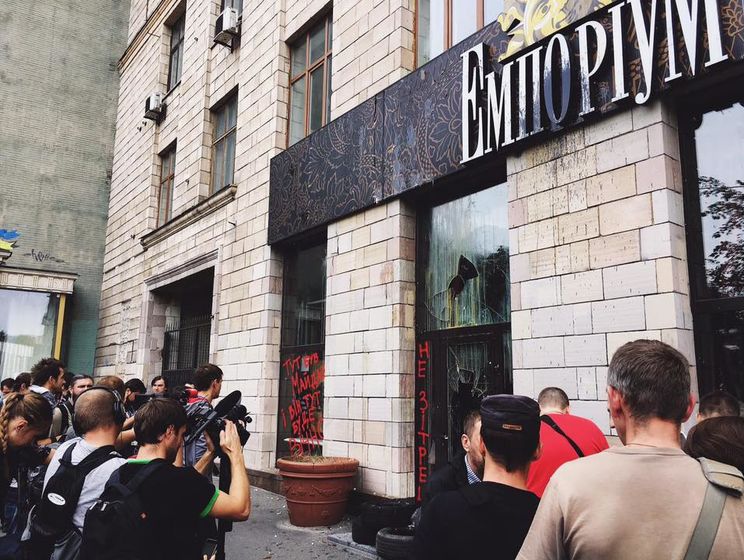 "Здесь был Майдан, и он здесь будет вечно!" Активисты разбили дверь магазина "Эмпориум", с фасада которого стерли граффити времен Евромайдана