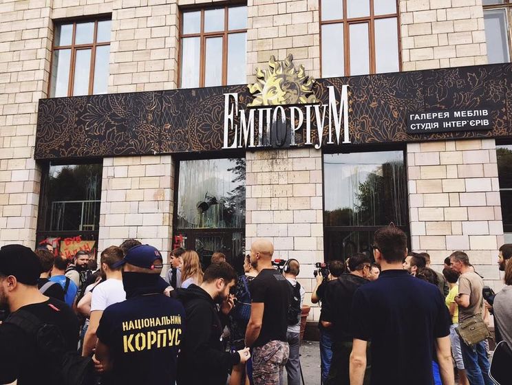 Владелец салона "Эмпориум" заявил, что граффити времен Евромайдана закрасили "провокаторы"