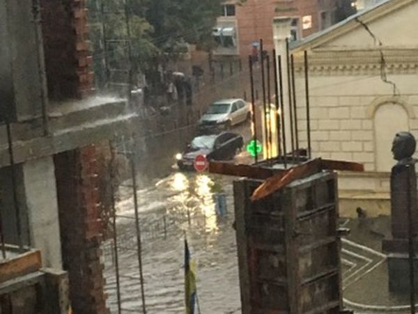 В Ивано-Франковске в результате грозы подтопило центр города. Видео