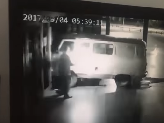 В Екатеринбурге мужчина на машине с газовыми баллонами врезался в кинотеатр, протестуя против "Матильды". Видео