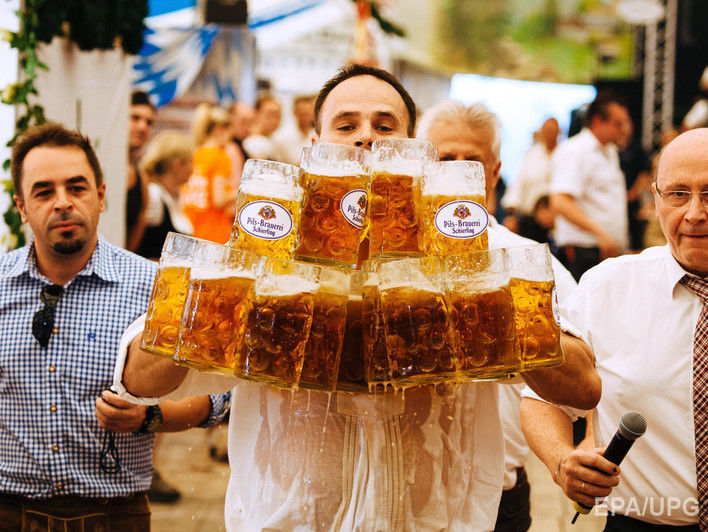 Житель Германии установил рекорд по переноске литровых бокалов с пивом