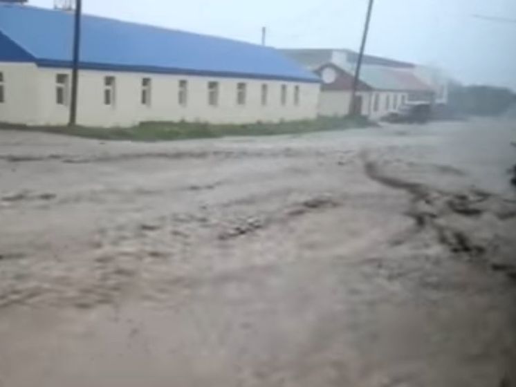 В России из-за тайфуна река сменила русло и затопила город. Видео