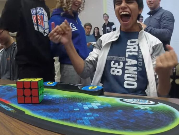 В США подросток установил новый рекорд по сборке кубика Рубика. Видео