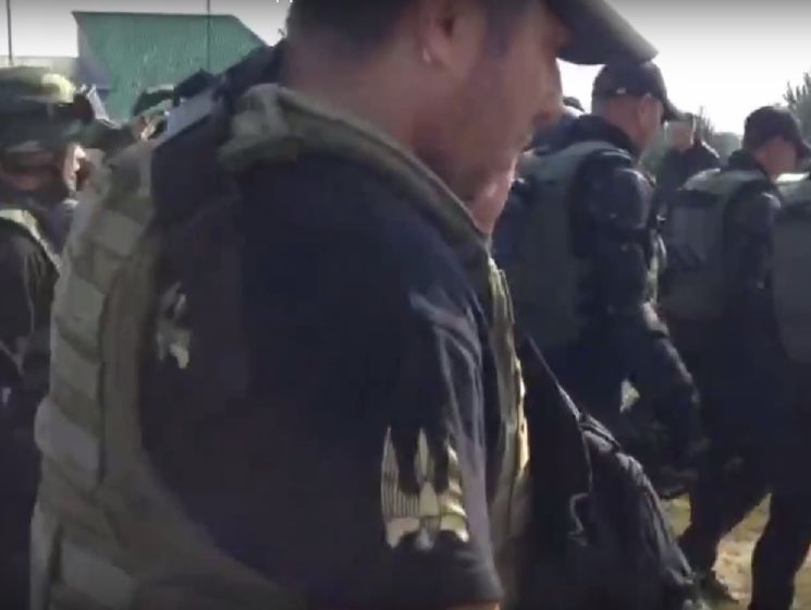 В "Краковец" прибыли люди с нашивками батальона "Донбасс"