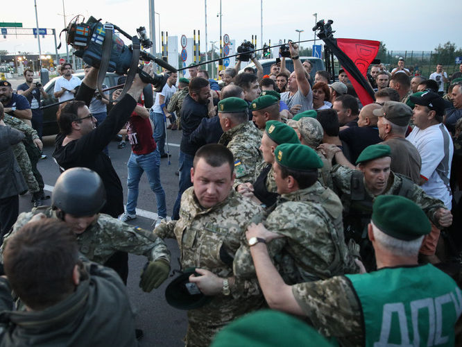 Полиция вызвала на допрос депутатов Тимошенко, Власенко, Добродомова, Деревянко и Костенко в связи с событиями на границе 10 сентября