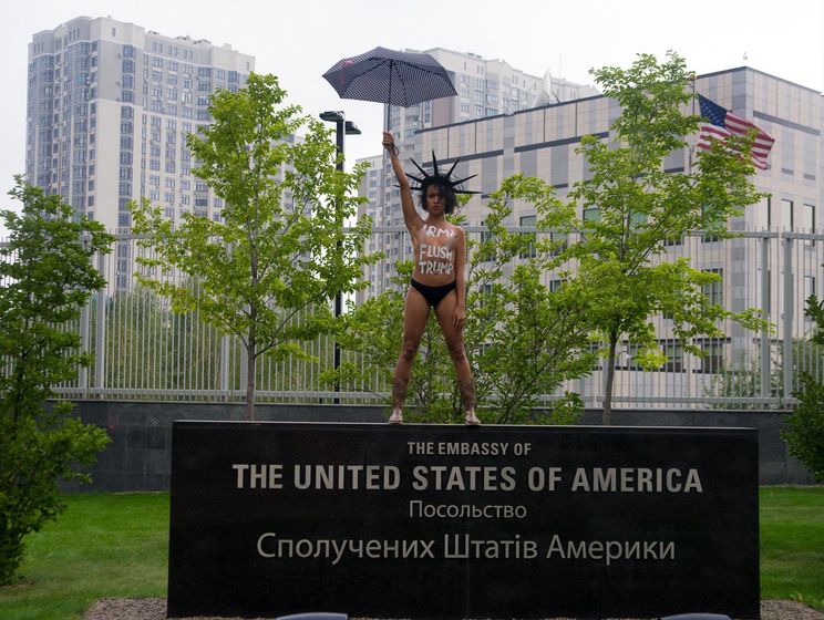 "О, великая и грозная "Ирма", услышь нас!" Активистка Femen призвала "смыть в унитаз" Трампа