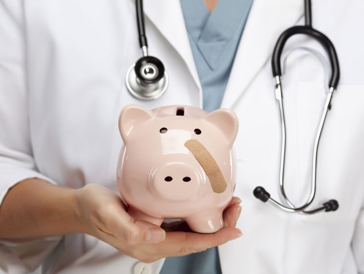 Кабмин обещает погасить задолженность по зарплатам медиков до конца года