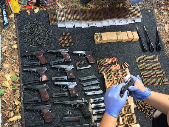 В Мариуполе полиция обнаружила арсенал оружия, похищенного у Нацгвардии в 2014 году