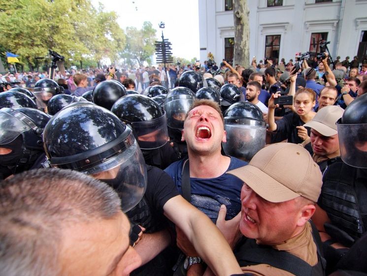 Возле Одесской мэрии произошла потасовка, пострадали десятки правоохранителей. Видео