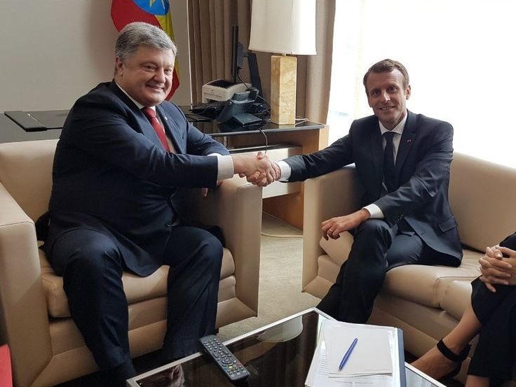 Порошенко обсудил с Макроном работу в нормандском формате, миротворцев ООН и прогресс в освобождении украинских заложников