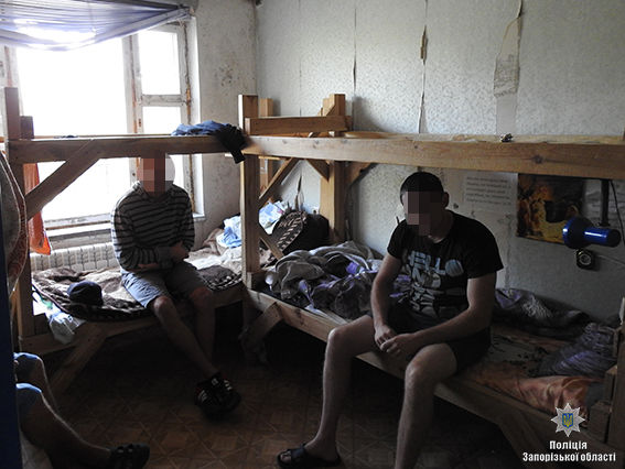 В Запорожье правоохранители освободили из "реабилитационного центра" около 100 алко- и наркозависимых людей