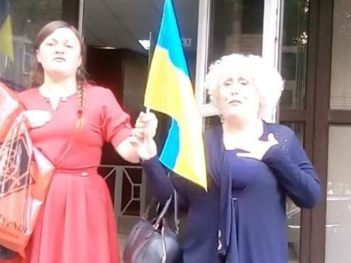Штепа "в честь освобождения" вышла с украинским флагом и спела гимн Украины. Видео