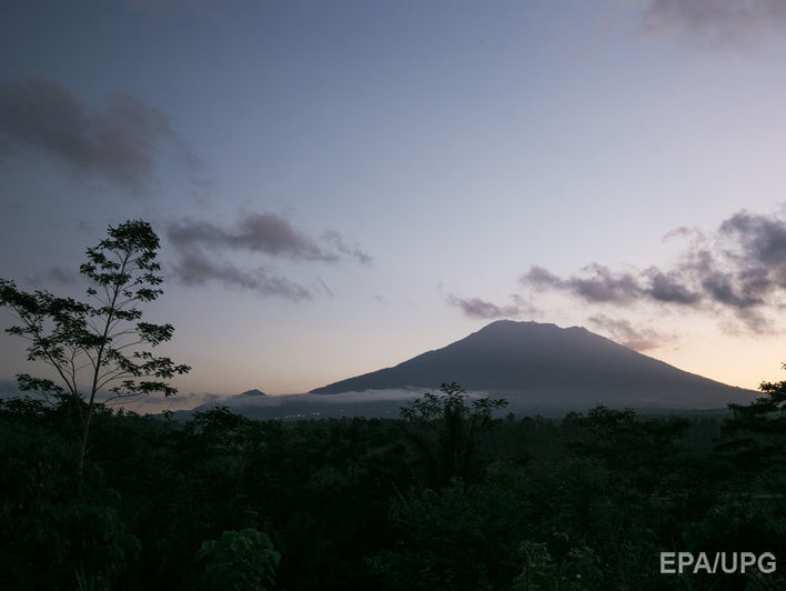 На Бали около 10 тыс. человек эвакуировали из-за активности вулкана Агунг