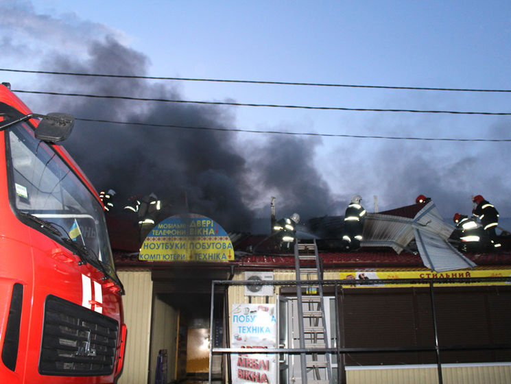 В Полтаве загорелись магазины на Центральном рынке, дымит токсичный пластик