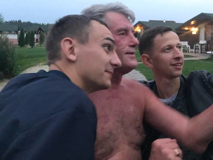 Полуголый Ющенко сфотографировался с поклонниками после бани в загородном клубе