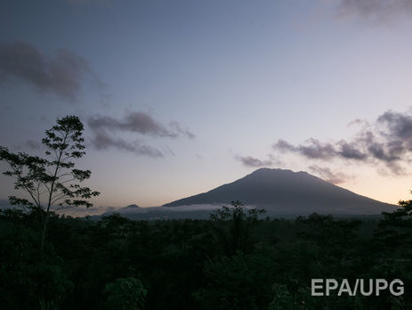 Количество эвакуированных из-за угрозы извержения вулкана Агунг на Бали превысило 120 тыс. человек