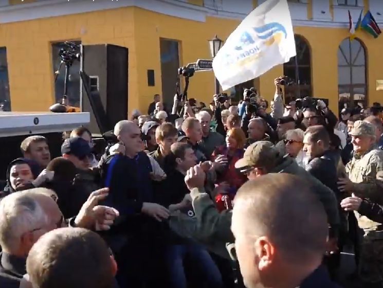 В Одессе перед приездом Саакашвили подрались его сторонники и противники. Видео