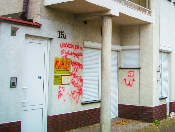 Вандал разрисовал красной краской консульство Украины в польском Жешуве