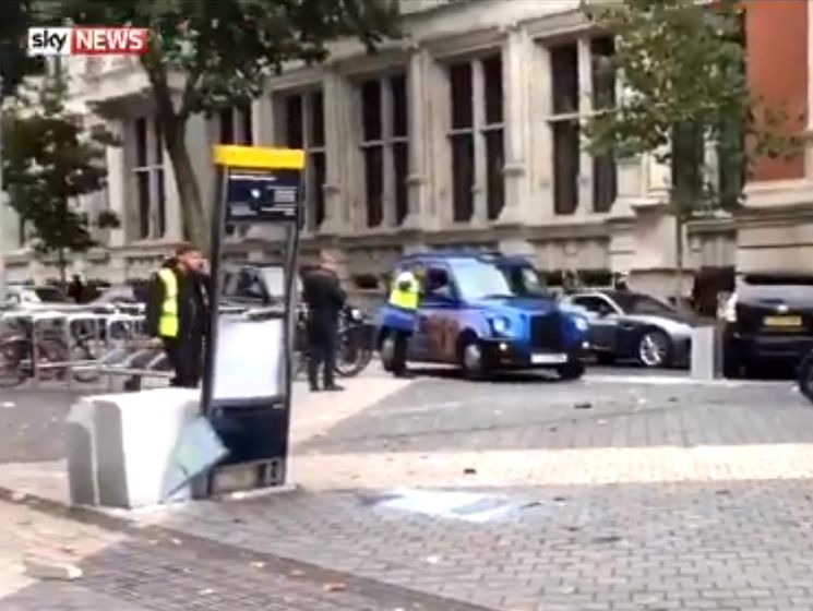 Автомобиль врезался в пешеходов у музея в Лондоне