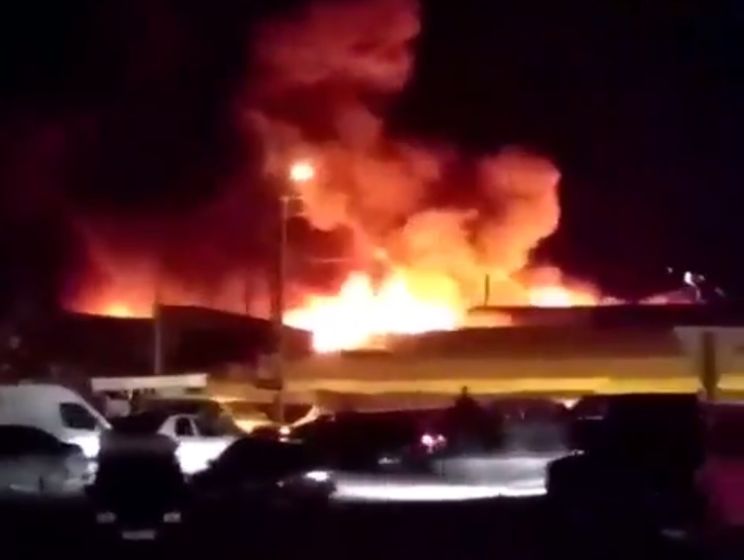 Вечером в Ростове-на-Дону начался масштабный пожар на рынке "Восточный"