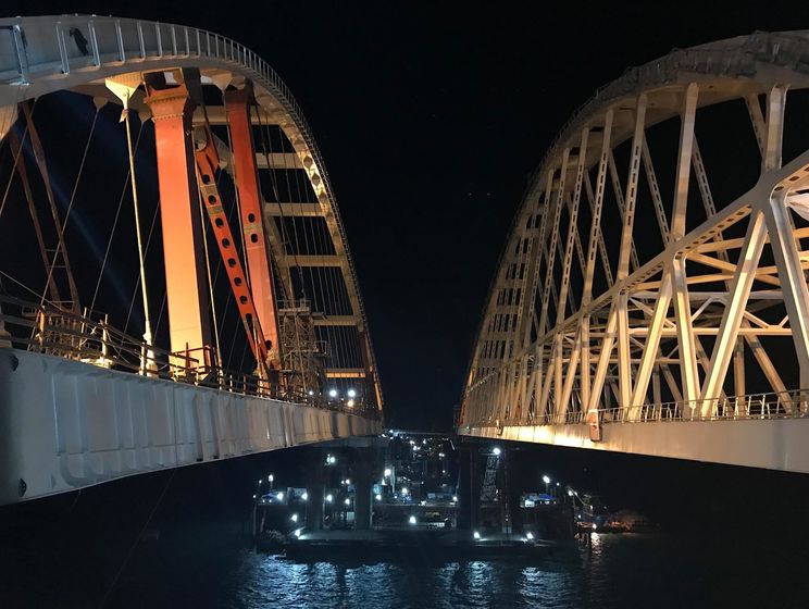 ﻿В окупованому Криму встановили автодорожню арку на опори Керченського мосту