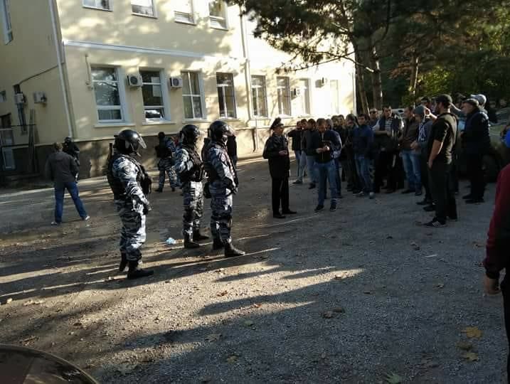 Шестерых задержанных в Бахчисарае крымских татар суд арестовал на два месяца