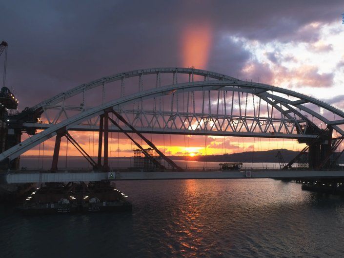 В Керченском проливе возобновили судоходство, остановленное из-за монтажа арки моста