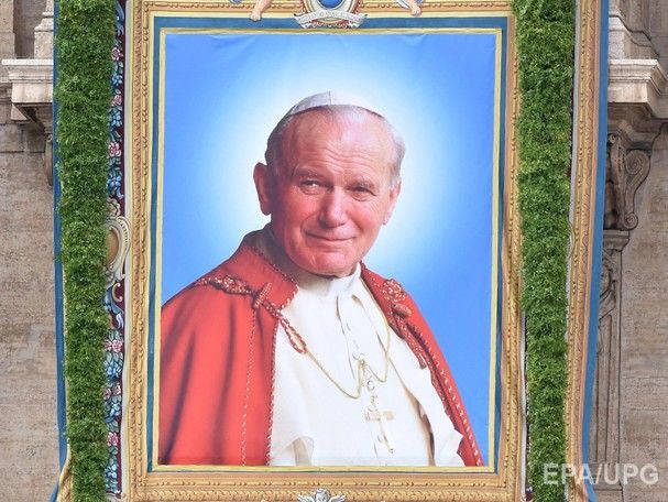 В Киеве испортили мурал папы римского Иоанна Павла II