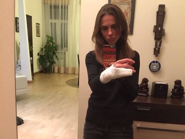 В Киеве полицейские сломали руку женщине-водителю, которая нарушила правила и не предъявляла документы